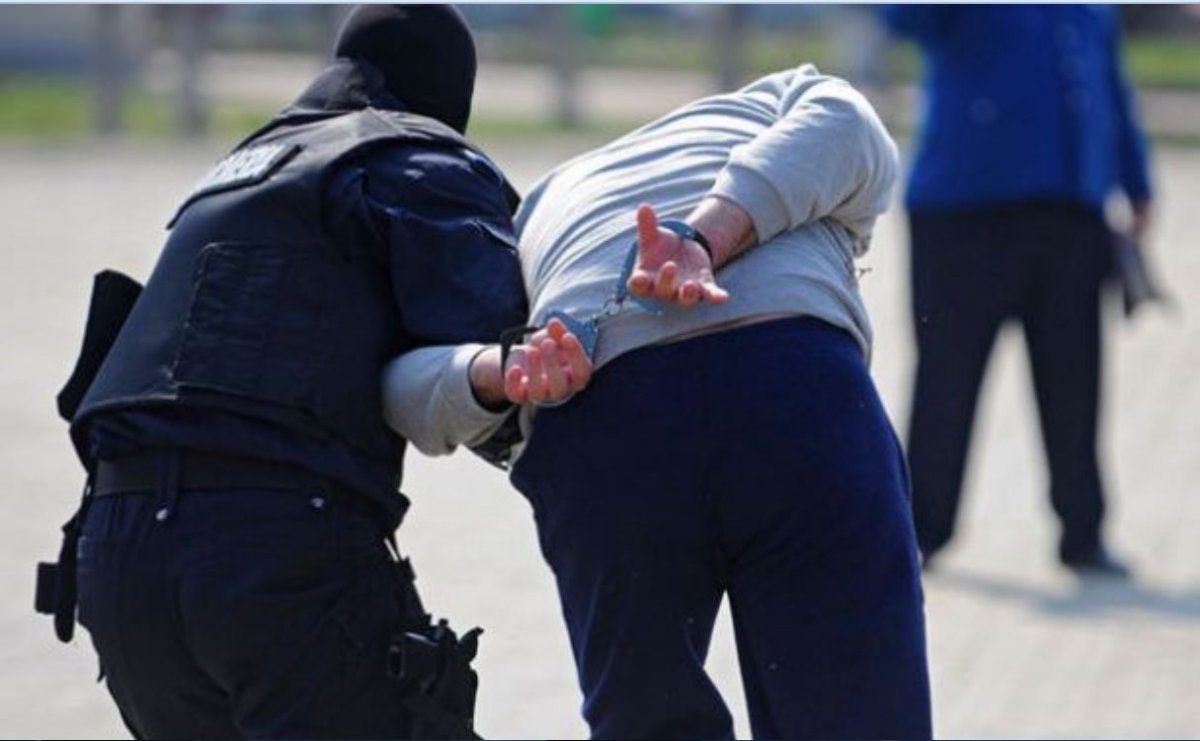 Un urmărit internaţional a fost prins de poliţişti în Curtici