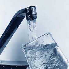  Ce trebuie știut despre apa plată, apa minerală și apa de la robinet