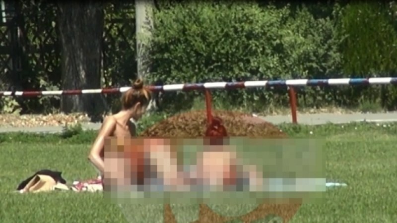 Doar în România se poate întâmpla. Două piţipoance fac plajă topless în parc, în faţa copiilor