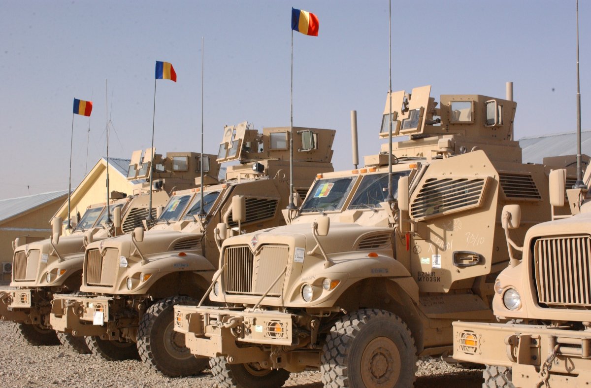 Trei militari români au fost răniţi în Afganistan în urma exploziei unei maşini-capcană