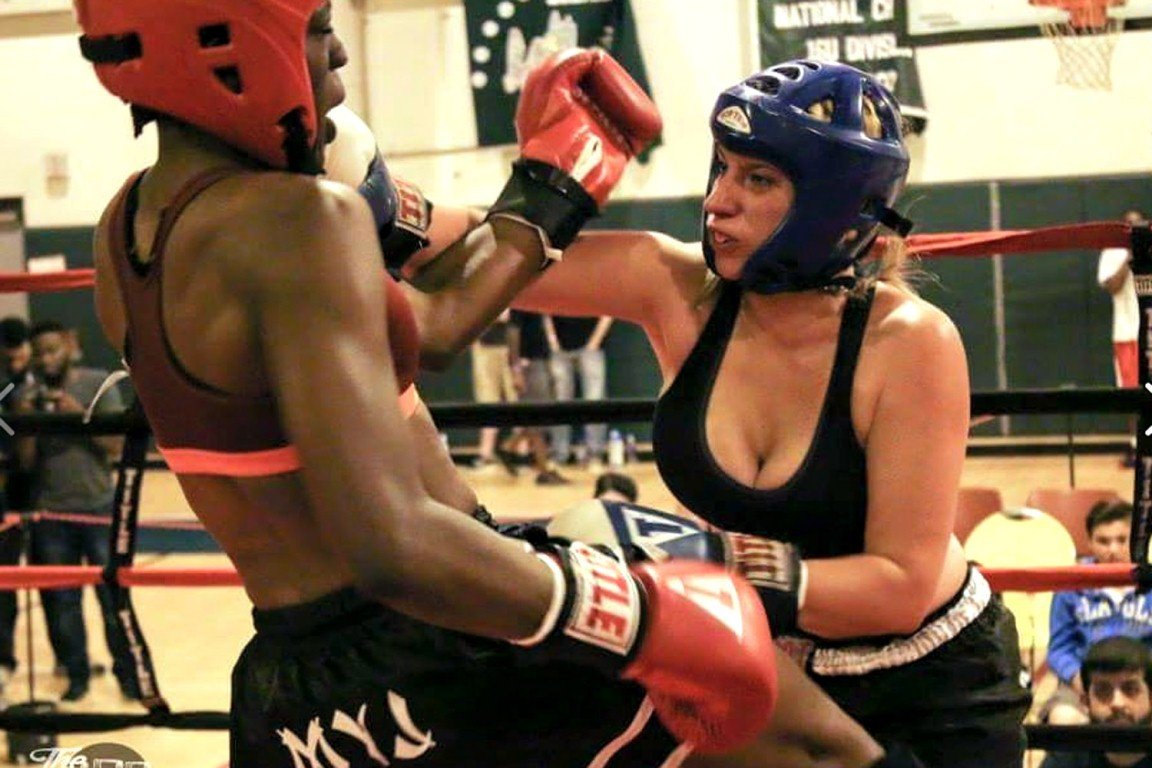 O sportivă din MMA suferă din cauza sânilor. Sunt prea mari şi luptă la o categorie superioară (FOTO)