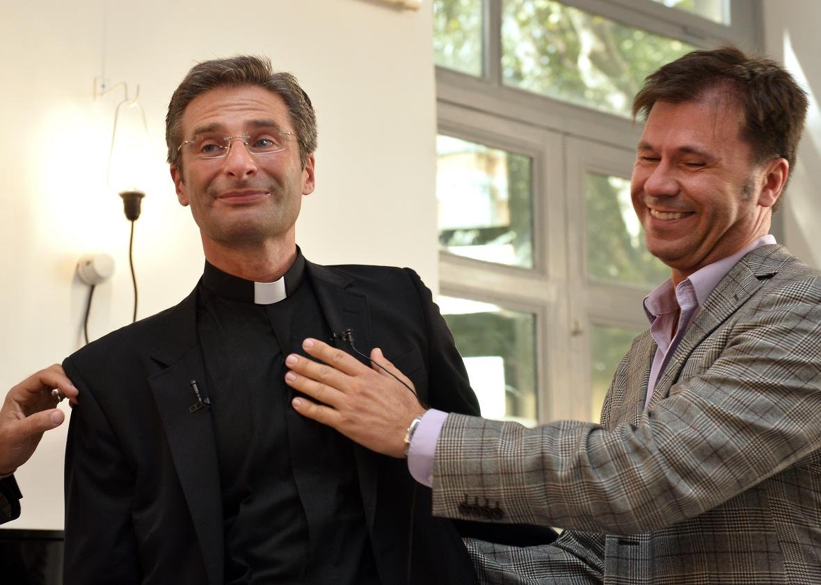 SCANDAL la Vatican. Preot CONCEDIAT după ce a recunoscut că este HOMOSEXUAL şi are un iubit