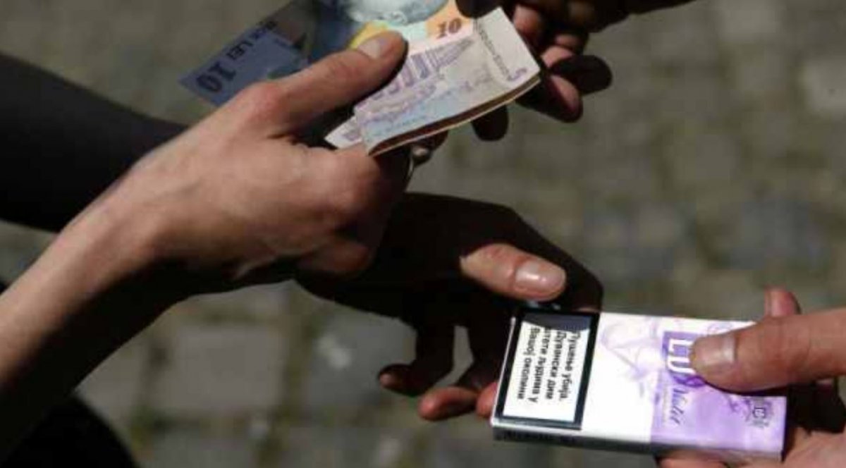 Contrabandă cu țigări netimbrate în Piața ”Mihai Viteazul”