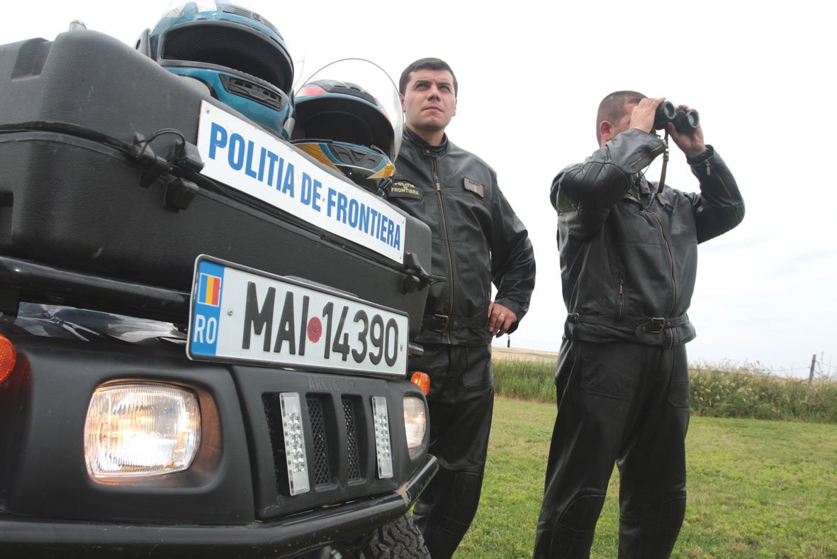 Patru bărbați dați în urmărire de autorități, prinși în Nădlac