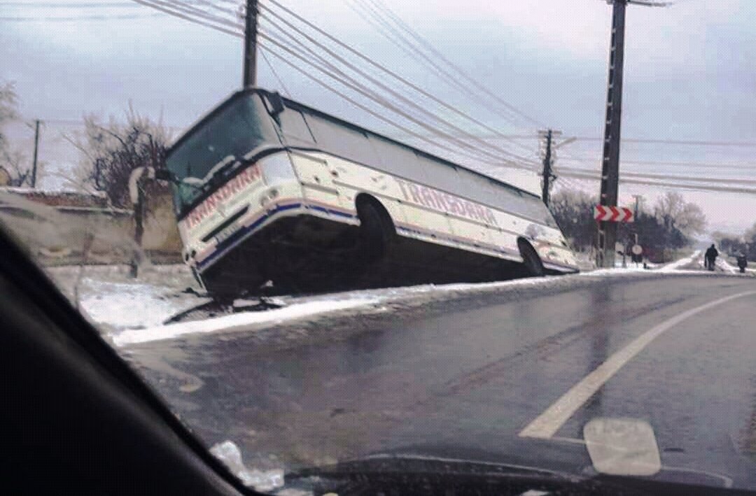 Autocar în șanț, la Felnac, din cauza vitezei și alunecușului
