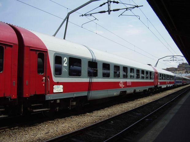 Statul va fi obligat să plătească despăgubiri călătorilor CFR, dacă întârzie trenul