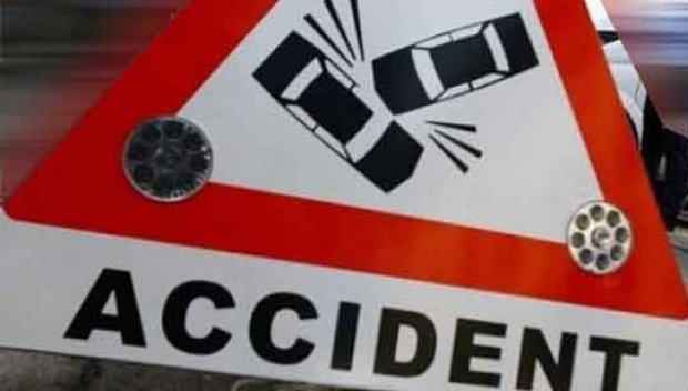 ACCIDENT GRAV. Microbuz cu elevi lovit de un autoturism pe DN 10, în Buzău: patru copii sunt răniţi