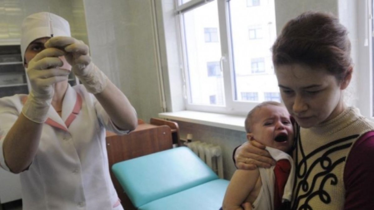 Copiii nevaccinați din Arad, așteptați DE URGENȚĂ la maternități și medicii de familie