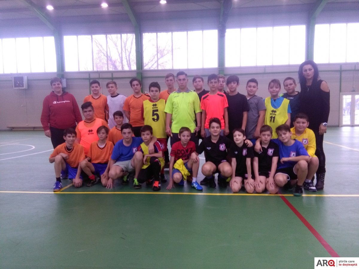 Fosta handbalistă Adriana Inoan sfințește sărbătorile cu fotbal pentru cei mici