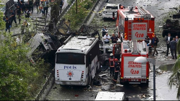 Atentat cu o maşină capcană în Turcia. A explodat lângă un autobuz plin cu civili şi militari în afara programului