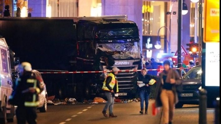 Un camion a intrat în mulţime, într-o piaţă de Crăciun din Berlin. 12 morţi şi 50 de răniţi. Statul Islamic a revendicat atentatul