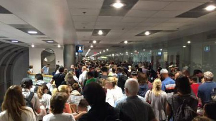 SUA: Mii de pasageri blocați pe aeroporturi din cauza unei defecțiuni a sistemului informatic