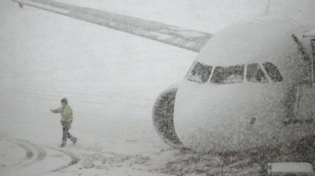 Trafic aerian în condiţii de iarnă pe aeroporturile din Capitală. Se pot înregistra întârzieri la decolare