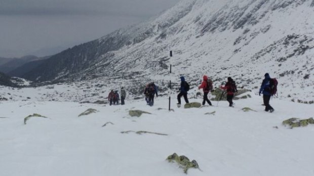 Şapte persoane rătăcite pe munte, recuperate de jandarmi şi salvamontişti după 12 ore de căutări