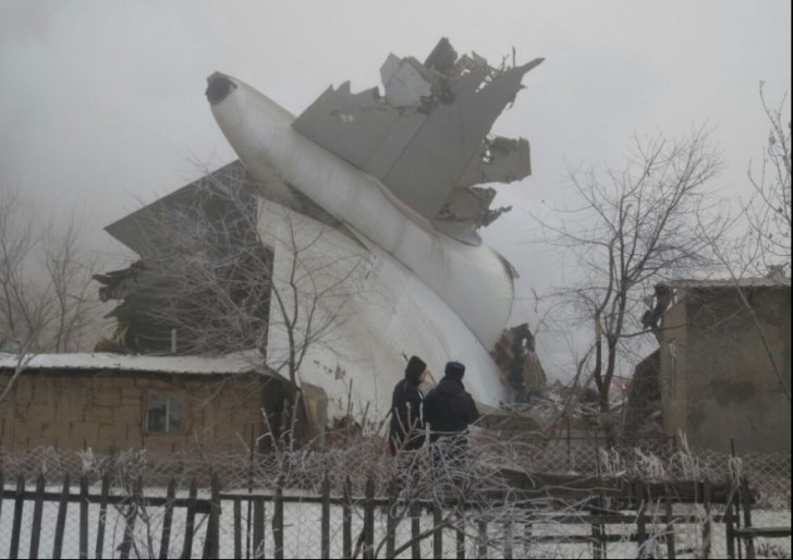 Un avion cargo s-a prăbuşit peste case în Kîrgîzstan. Cel puțin 36 de oameni au murit