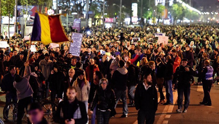PROTEST GRAŢIERE. 20.000 de oameni, în stradă, împotriva PSD! Iohannis a mers în Piaţa Universităţii 