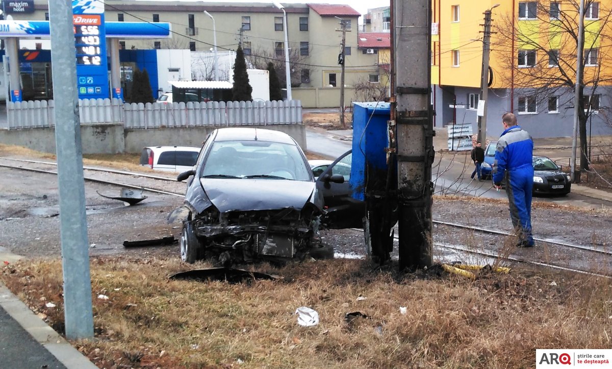 FOTO | Impact violent pe pod. O mașină a spulberat stâlpi de protecție și s-a rostogolit de două ori