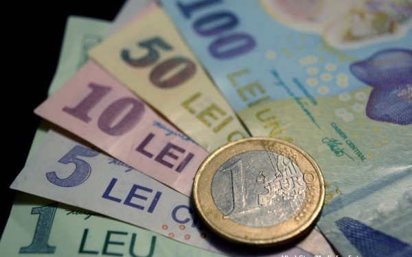 Protestele şi incertitudinea politică trag leul în jos: Moneda naţională se depreciază din nou în raport cu euro
