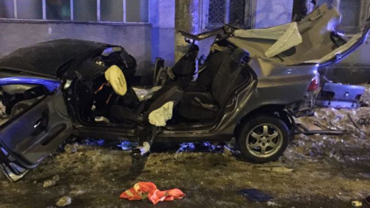 Tragedie în Focșani: Tânăr de 21 de ani, mort după ce mașina în care se afla a intrat într-un copac