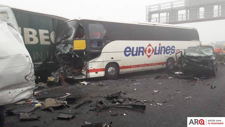 FOTO | CARNAGIU pe autostradă, lângă Nădlac. Un autocar românesc a fost implicat într-un carambol / UPDATE: Bilanțul victimelor este de cinci morți și 12 rănți