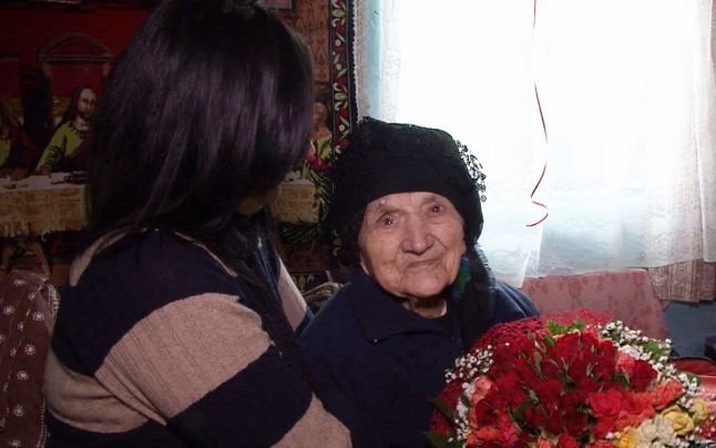 O femeie de 100 de ani din Buzău NU A MAI DORMIT din tinereţe. Cum explică medicii specialisti faptul că lipsa de somn nu a afectat-o