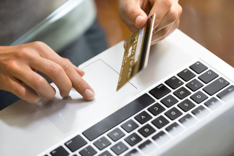 Cum să folosim cardul în siguranţă în timpul cumpărăturilor online. Reguli simple care te feresc de probleme