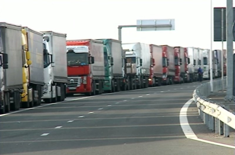 Coloane de camioane la frontieră, după ridicarea restricției de 24 de ore impusă de Ungaria