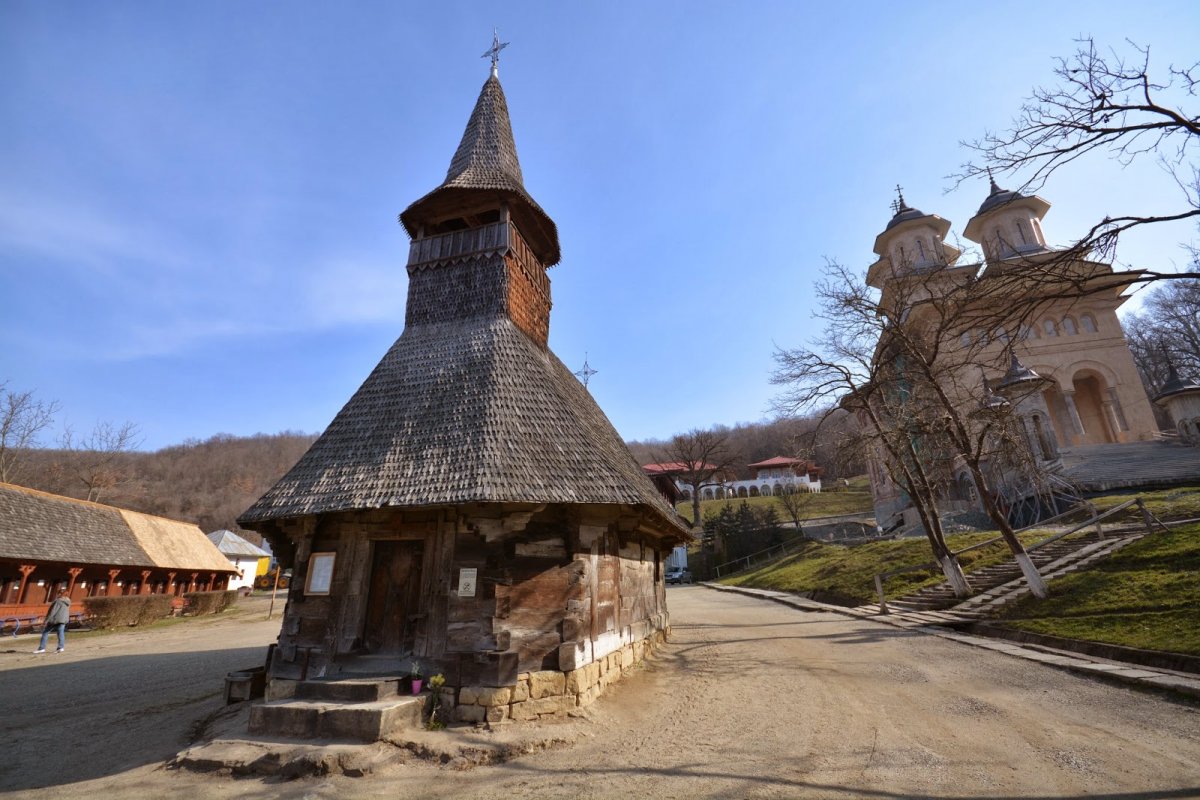 Minune înainte de Paşte: chipul lui Iisus a apărut pe cupola unei biserici din România