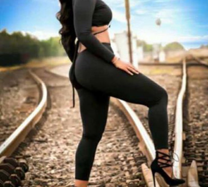 Un fotomodel de 19 ani a pozat pe linia ferată, dar trenul a apărut din senin. Tulburător ce a urmat