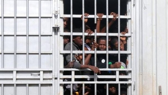 SCLAVIE în Africa: Libia, arhipelagul torturii. Oamenii sunt vânduţi la licitaţie în piaţa publică sau ucişi
