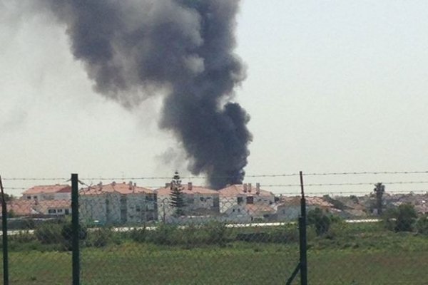 Avion prăbuşit peste un supermarket din Lisabona: Presa anunţă cinci morţi. VIDEO