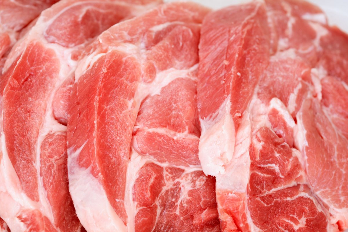 Supermarket din Arad amendat cu 5.000 de lei pentru că a vândut carne etichetată cu data zilei următoare
