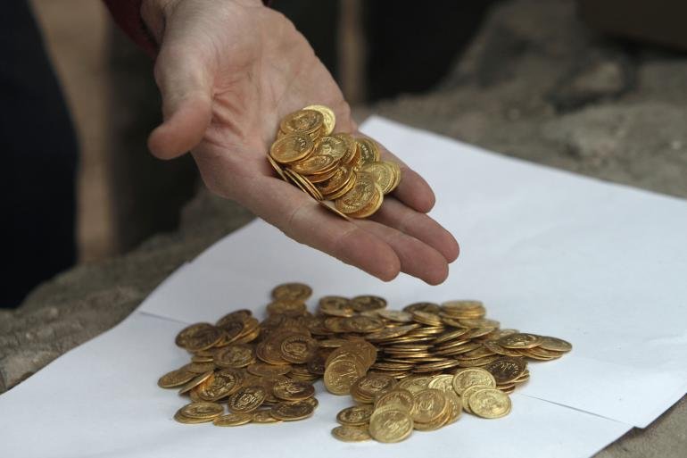 Comoara din monede de aur, descoperită într-un pian