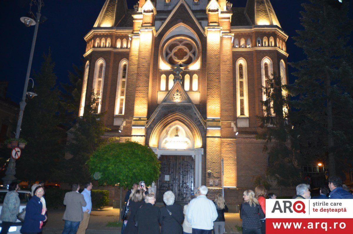 S-a aprins LUMINA SPRE CER a Bisericii Roșii din Arad