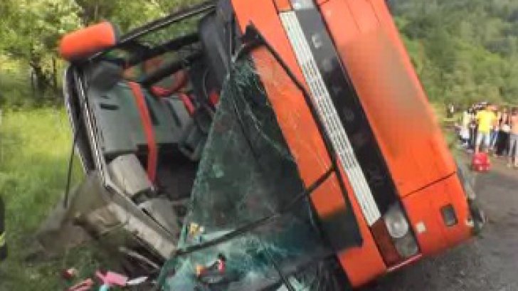 Autocar cu copii răsturnat pe drumul dintre Râşnov şi Pârâul Rece. Planul roşu, activat