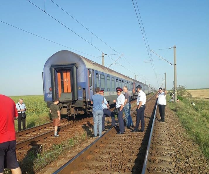 ROMANIA INCOMPETENTA – Trenul Timişoara-Bucureşti a pierdut vagoanele pe drum. 100 de persoane au rămas izolate, în câmp