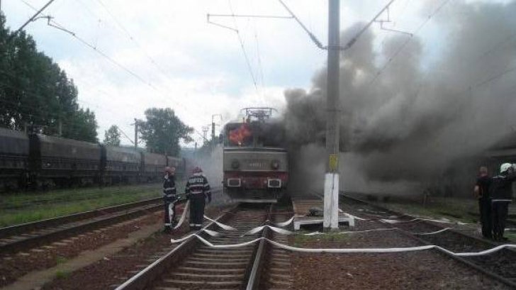 Pericol uriaș de explozie în Timiș! Locomotivă în flăcări, legată de o garnitură de cisterne cu gaz
