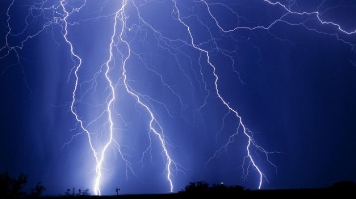 Fenomene meteo EXTREME în România. COD GALBEN de furtuni în 30 de judeţe