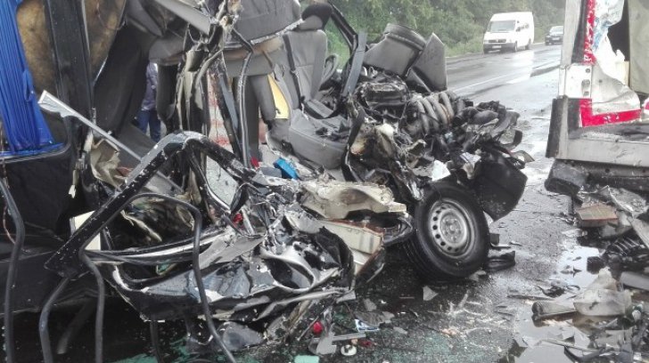 Accident grav în apropiere de Vama Borş, între un microbuz şi un TIR: Trei români au murit