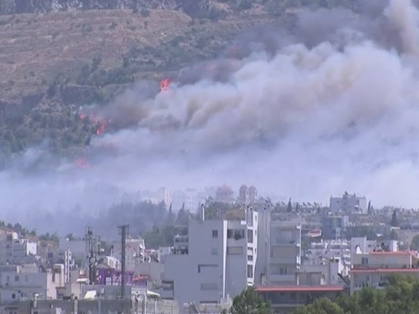 Incendii în centrul Greciei. Peste 160 de pompieri se luptă cu focul în apropiere de Atena. Turişti şi localnici, evacuaţi