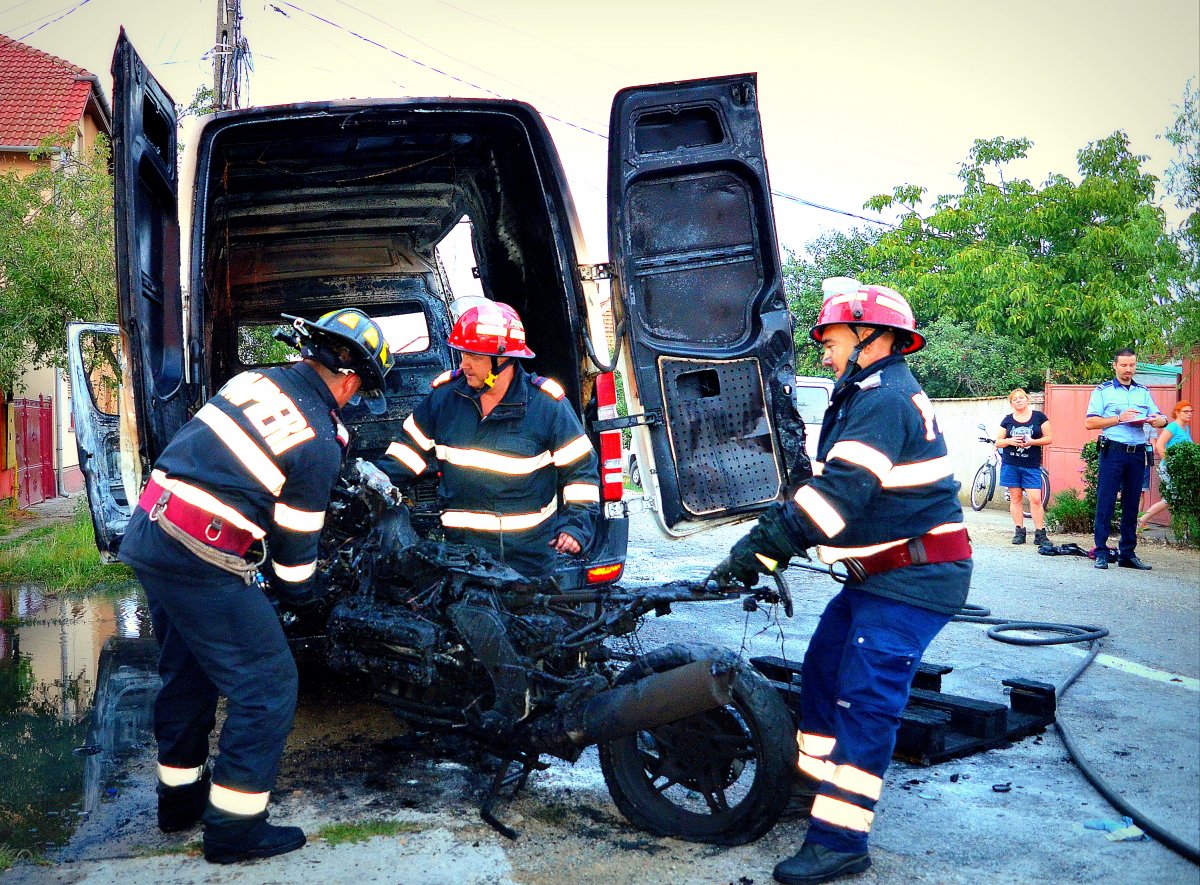 Microbuz Mercedes incendiat dinăuntru de către o motocicletă BMW (Foto & Video)