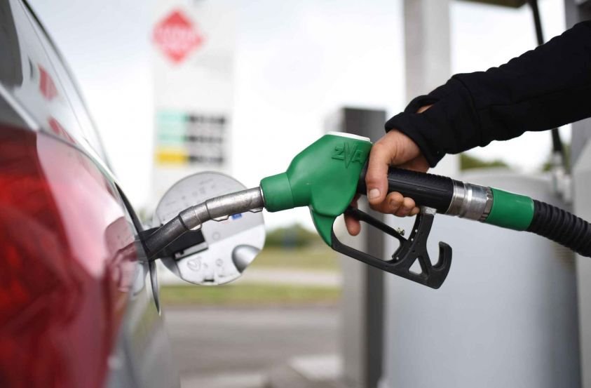 Creşterea accizei la carburanţi aduce noi scumpiri în benzinării
