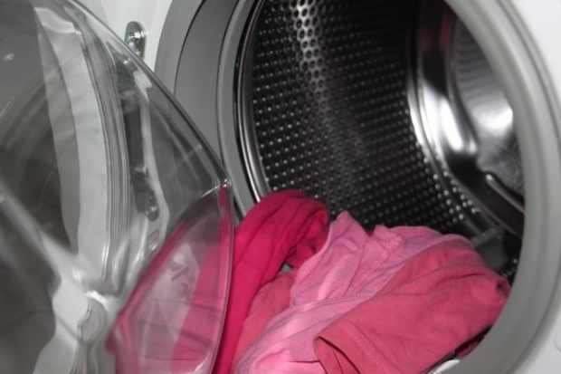 Nu mai spăla hainele la 40 de grade! Iată care sunt pericolele la care te expui