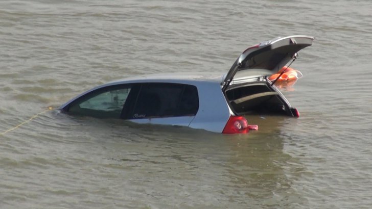 TRAGEDIE! Misiune dificilă pentru salvatori. O mașină cu cinci persoane a plonjat în Dunăre!