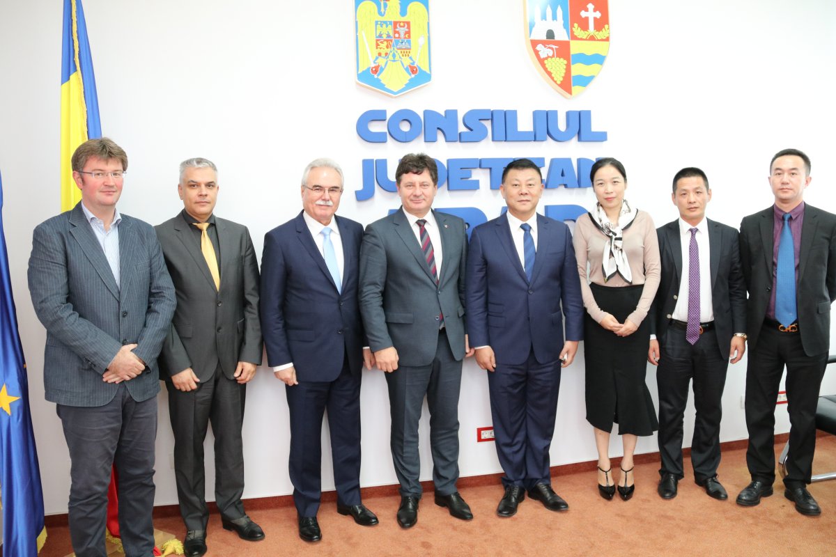 Iustin Ciona a primit la Consiliul Judeţean o delegaţie de oameni de afaceri din China