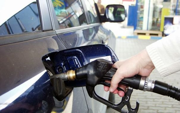 Plenul Senatului a decis menţinerea supraaccizei la combustibil: Legea a trecut în forma propusă de Guvern