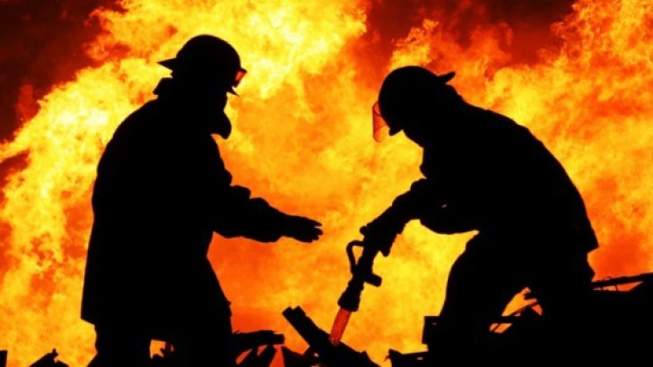 Incendiu violent la un depozit de vopseluri din Vaslui