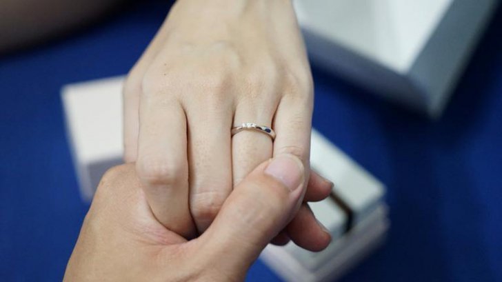 A cerut-o de soție și i-a dat un inel cu diamant. Apoi, ea a găsit chitanța