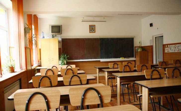 Scandal de proporţii: profesor de religie, acuzat de gesturi obscene în faţa elevilor