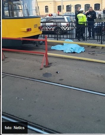 Un bărbat a fost despicat sub roțile unui tramvai, în zona gării